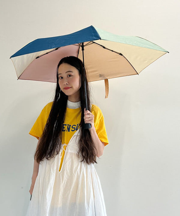 清水 彩乃さんの「BEAMS WOMEN｜BEAMS BOY / 晴雨兼用 カラフル 折りたたみ傘」を使ったコーディネート