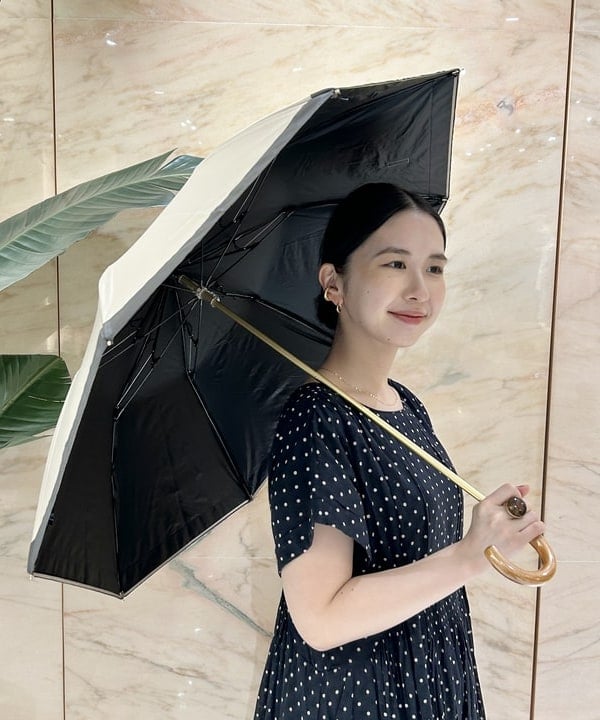 佐藤 美樹さんの「BEAMS WOMEN｜ATHENA NEW YORK / Multi Camila 晴雨兼用 折り畳み傘」を使ったコーディネート