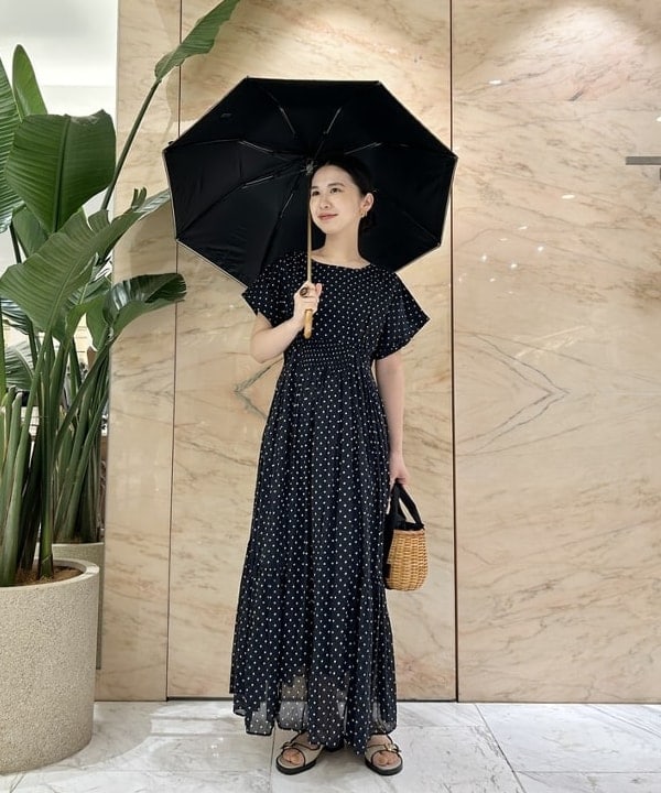佐藤 美樹さんの「BEAMS WOMEN｜ATHENA NEW YORK / Multi Camila 晴雨兼用 折り畳み傘」を使ったコーディネート
