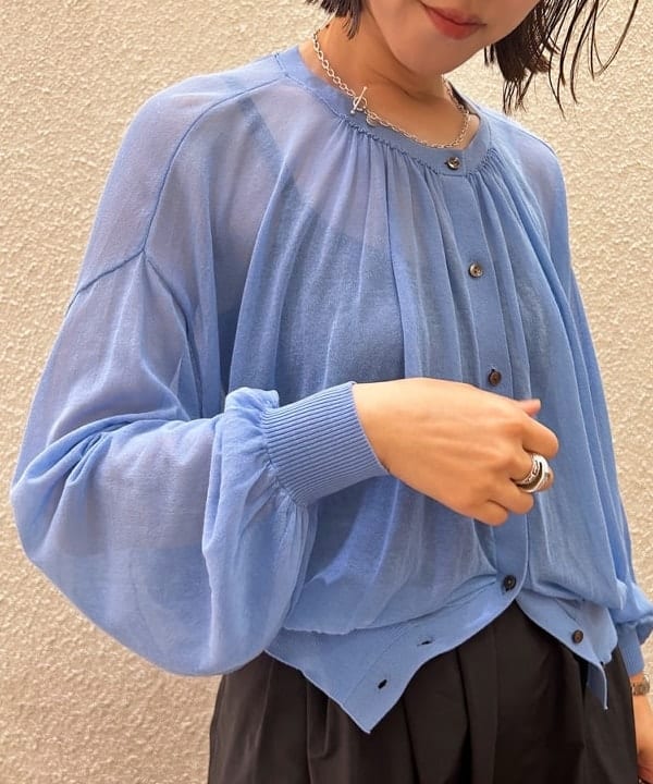 川口 恵さんの「BEAMS WOMEN｜Ray BEAMS / シアー ギャザー クルーネック カーディガン」を使ったコーディネート