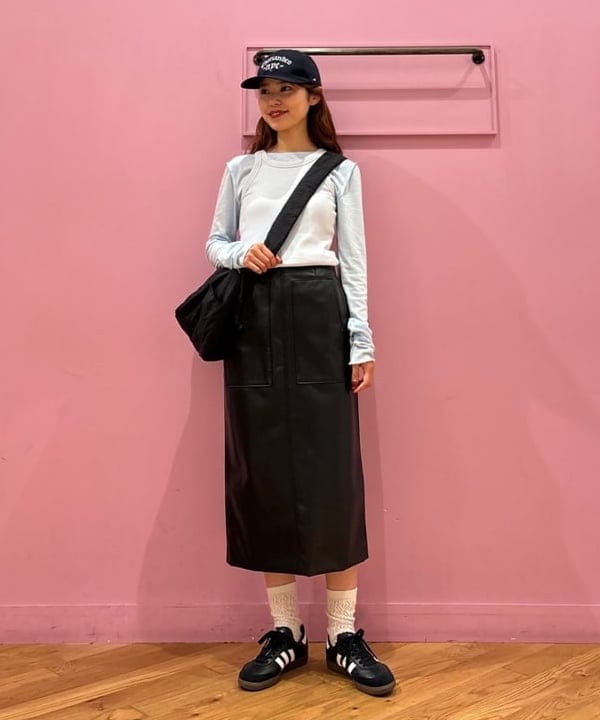 佐々木 南美さんの「BEAMS WOMEN｜maturely / Fake Leather Work Skirt」を使ったコーディネート
