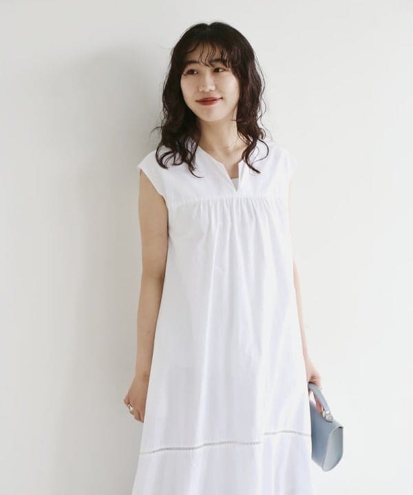 中丸　栞さんの「BEAMS WOMEN｜ne Quittez pas × Demi-Luxe BEAMS / 別注 ポプリン ノースリーブ ワンピース」を使ったコーディネート