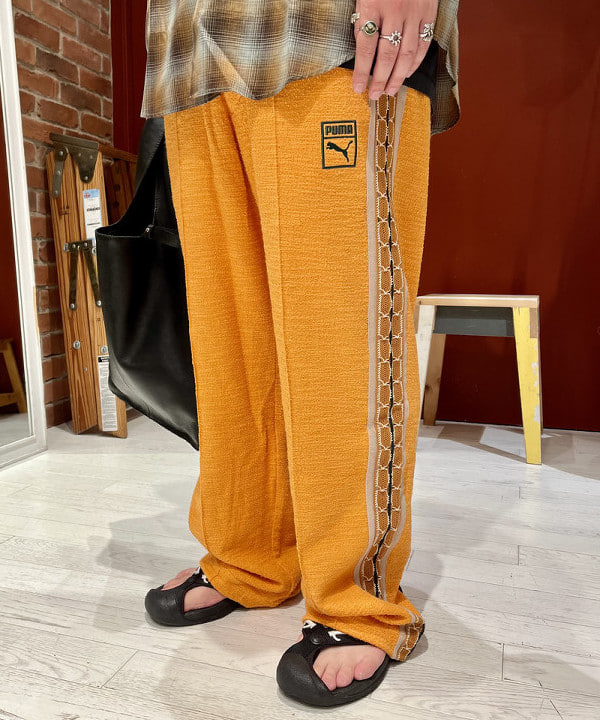 新里 京介さんの「BEAMS WOMEN｜PUMA &times; Sasquatchfabrix. / 別注 TRACK PANTS」を使ったコーディネート