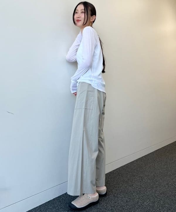 隈元 楓さんの「BEAMS WOMEN｜KEEN / HOWSER Ⅲ SLIDE ボア シューズ」を使ったコーディネート