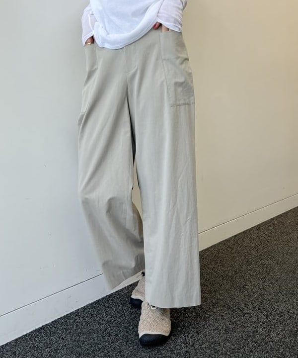 隈元 楓さんの「BEAMS WOMEN｜KEEN / HOWSER Ⅲ SLIDE ボア シューズ」を使ったコーディネート