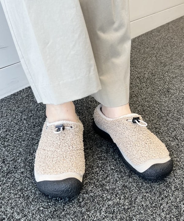 隈元 楓さんの「BEAMS WOMEN｜KEEN / HOWSER Ⅲ SLIDE ボア シューズ」を使ったコーディネート