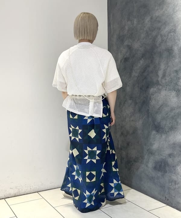 yokoyama shionさんの「BEAMS WOMEN｜BEAMS BOY / BOY キルトプリント ロングスカート」を使ったコーディネート