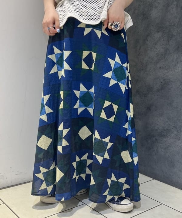yokoyama shionさんの「BEAMS WOMEN｜BEAMS BOY / BOY キルトプリント ロングスカート」を使ったコーディネート