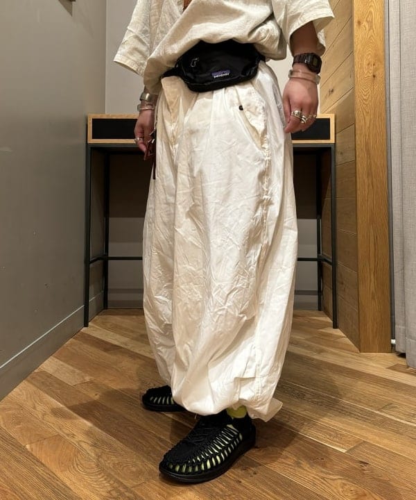 三宅 康平さんの「BEAMS WOMEN｜BEAMS / ミリタリー プルオーバー イージー シャツ」を使ったコーディネート