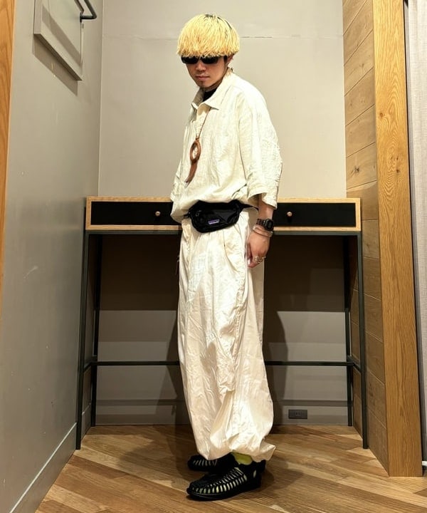 三宅 康平さんの「BEAMS WOMEN｜BEAMS / ミリタリー プルオーバー イージー シャツ」を使ったコーディネート