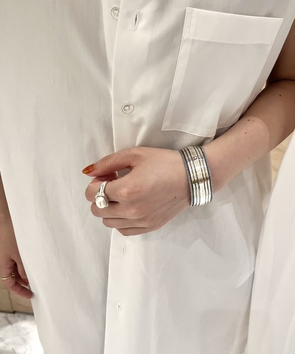 shirakiさんの「BEAMS WOMEN｜PHILIPPE AUDIBERT / Carolyne ワイドバングル」を使ったコーディネート