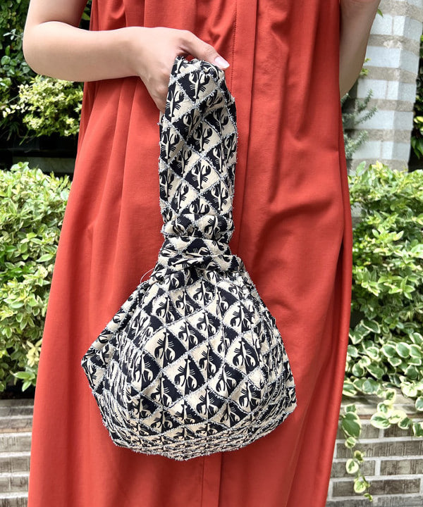 篠崎 香月さんの「BEAMS WOMEN｜HEY！Mrs ROSE / Metallic Bushy バッグ」を使ったコーディネート