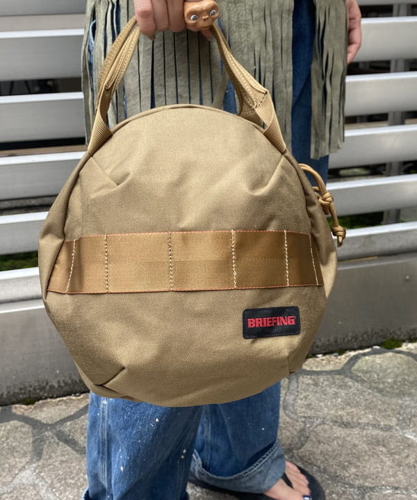 オカモト ミサキさんの「BEAMS WOMEN｜BRIEFING &times; BEAMS BOY / 別注 ヘルメット バッグ」を使ったコーディネート