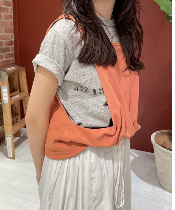サカサイスズカさんの「BEAMS WOMEN｜WAREHOUSE & CO. / 別注 ステンシル13 Tシャツ」を使ったコーディネート