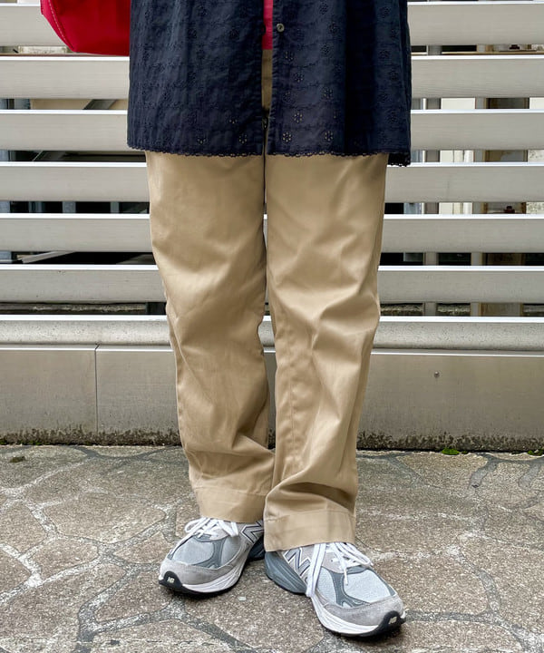 コウリキ　マミさんの「BEAMS WOMEN｜BUZZ RICKSON'S × BEAMS BOY / チノパンツ」を使ったコーディネート