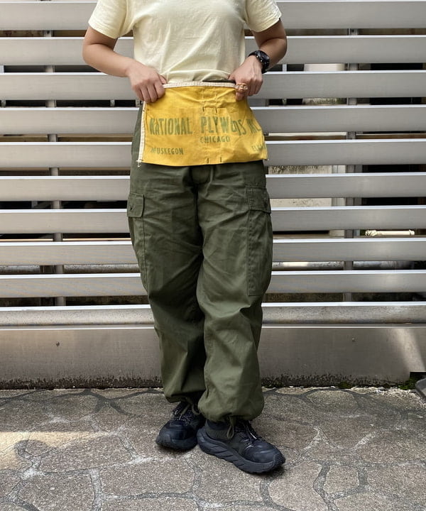 オカモト ミサキさんの「BEAMS WOMEN｜【別注】BUZZ RICKSON'S / ポプリン アーミーパンツ」を使ったコーディネート