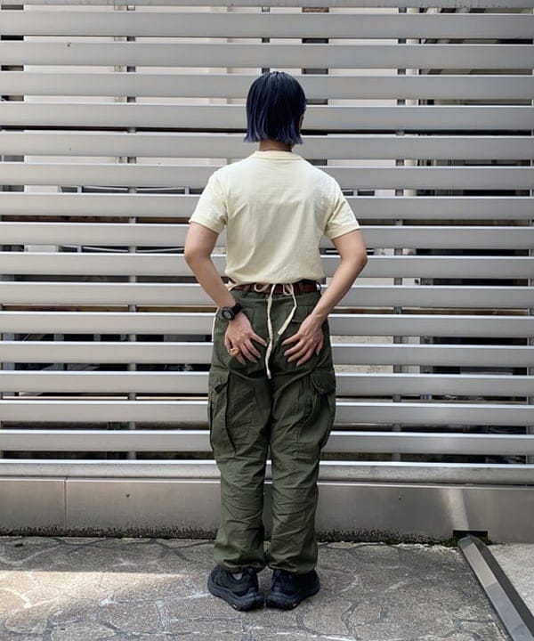 オカモト ミサキさんの「BEAMS WOMEN｜【別注】BUZZ RICKSON'S / ポプリン アーミーパンツ」を使ったコーディネート