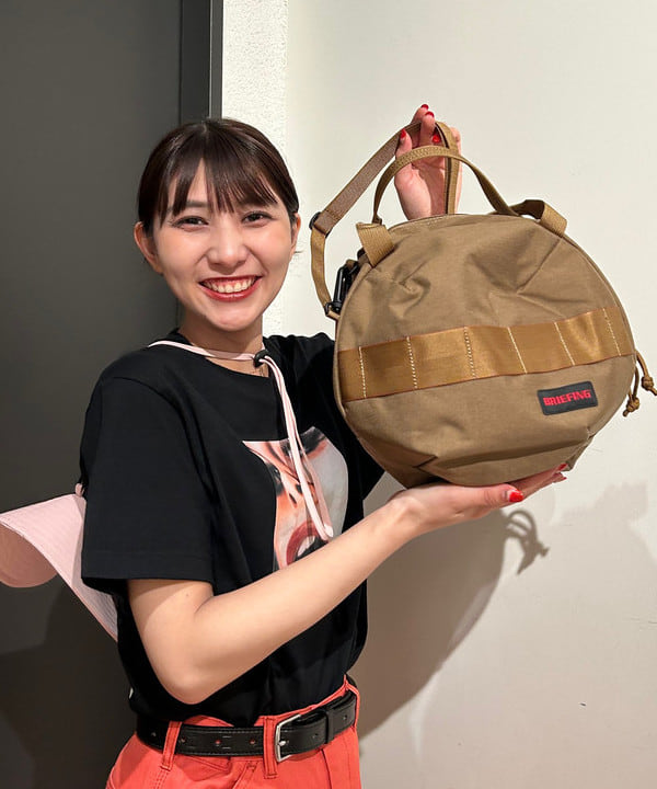 佐藤 亜美さんの「BEAMS WOMEN｜BRIEFING &times; BEAMS BOY / 別注 ヘルメット バッグ」を使ったコーディネート