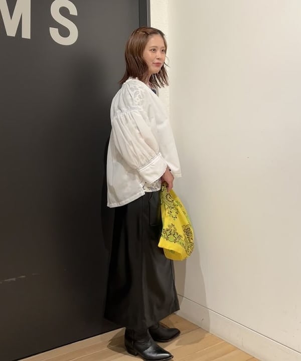 安藤 菜央さんの「BEAMS WOMEN｜maturely / Lawn Gather Stitch Smock」を使ったコーディネート