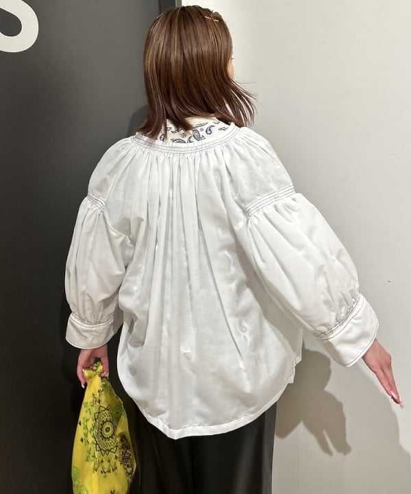 安藤 菜央さんの「BEAMS WOMEN｜maturely / Lawn Gather Stitch Smock」を使ったコーディネート