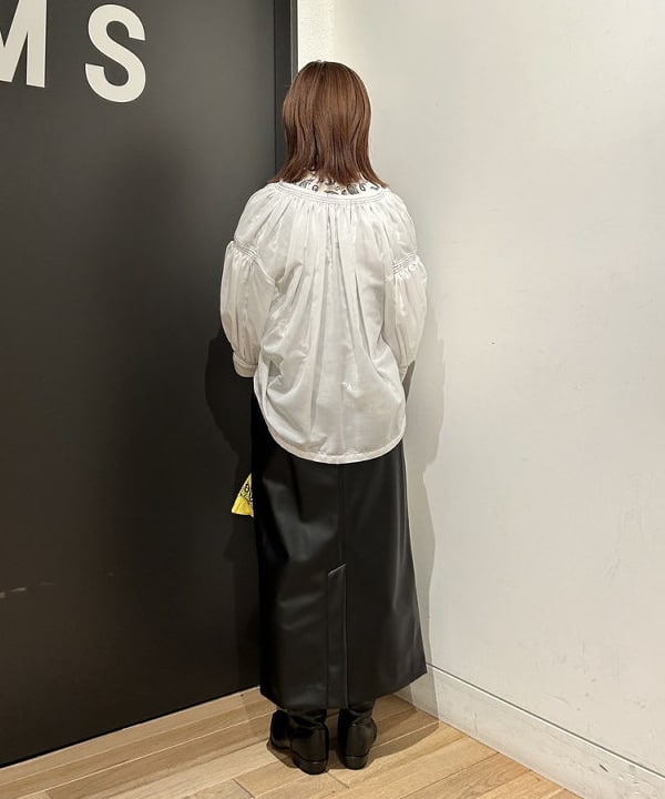 安藤 菜央さんの「BEAMS WOMEN｜maturely / Lawn Gather Stitch Smock」を使ったコーディネート