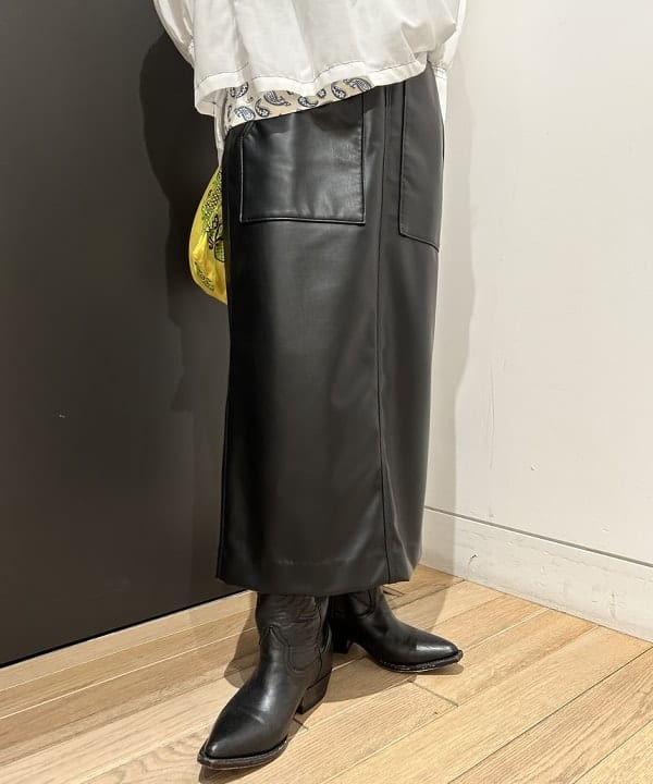 安藤 菜央さんの「BEAMS WOMEN｜maturely / Lawn Gather Stitch Smock」を使ったコーディネート
