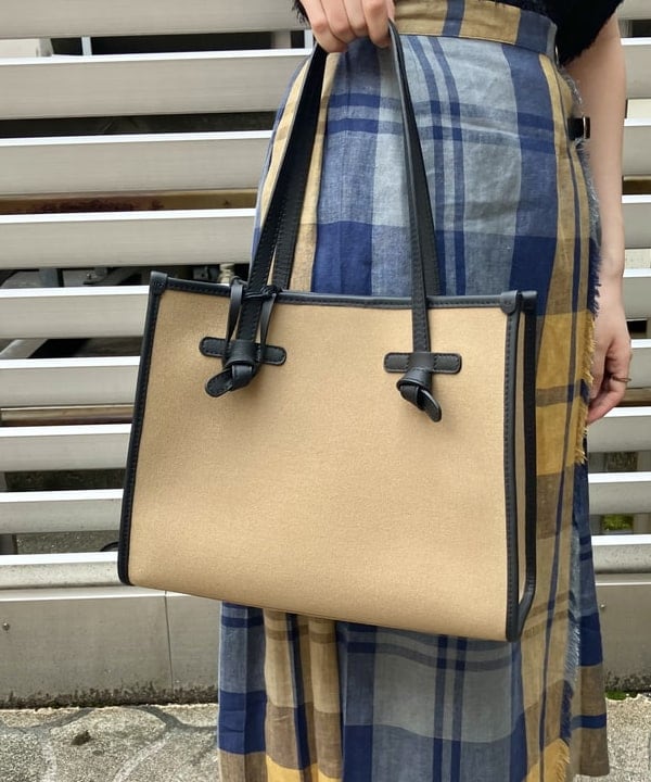 YUIさんの「BEAMS WOMEN｜Demi-Luxe BEAMS / カットジャカード ノースリーブ ブラウス」を使ったコーディネート