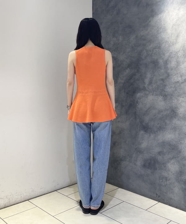 高木 菜央さんの「BEAMS WOMEN｜Demi-Luxe BEAMS / ノースリーブ ペプラム ニットプルオーバー」を使ったコーディネート