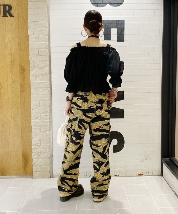 りかちょび/岸本梨佳さんの「BEAMS WOMEN｜〈MEN〉BUZZ RICKSON'S × BEAMS / 別注 GOLD TIGER STRIPE TROUSERS」を使ったコーディネート