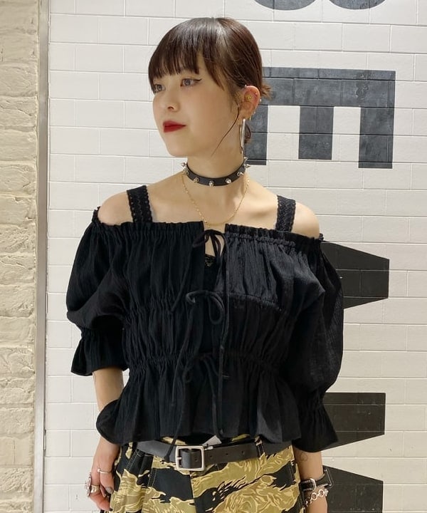 りかちょび/岸本梨佳さんの「BEAMS WOMEN｜〈MEN〉BUZZ RICKSON'S × BEAMS / 別注 GOLD TIGER STRIPE TROUSERS」を使ったコーディネート