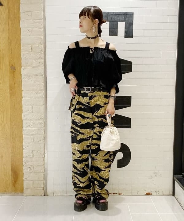 りかちょび/岸本梨佳さんの「BEAMS WOMEN｜〈MEN〉BUZZ RICKSON'S × BEAMS / 別注 GOLD TIGER STRIPE TROUSERS」を使ったコーディネート