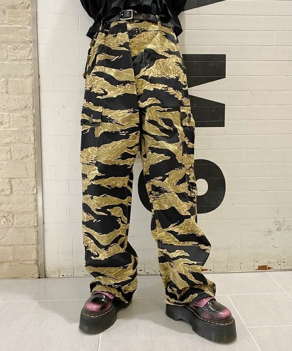 りかちょび/岸本梨佳さんの「BEAMS WOMEN｜〈MEN〉BUZZ RICKSON'S × BEAMS / 別注 GOLD TIGER STRIPE TROUSERS」を使ったコーディネート