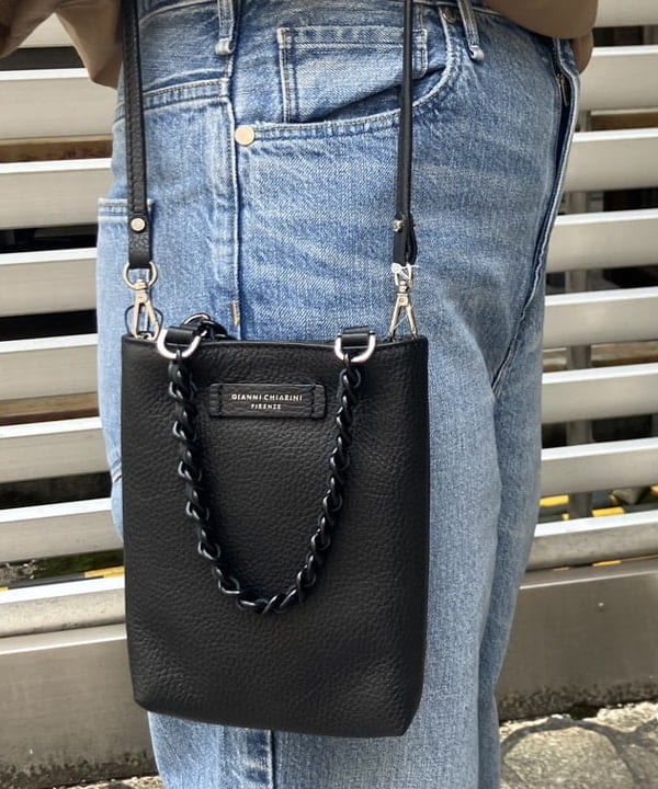 岡 妃呂美さんの「BEAMS WOMEN｜GIANNI CHIARINI / CAMILLA レザートートバッグ」を使ったコーディネート