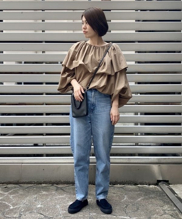 岡 妃呂美さんの「BEAMS WOMEN｜GIANNI CHIARINI / CAMILLA レザートートバッグ」を使ったコーディネート