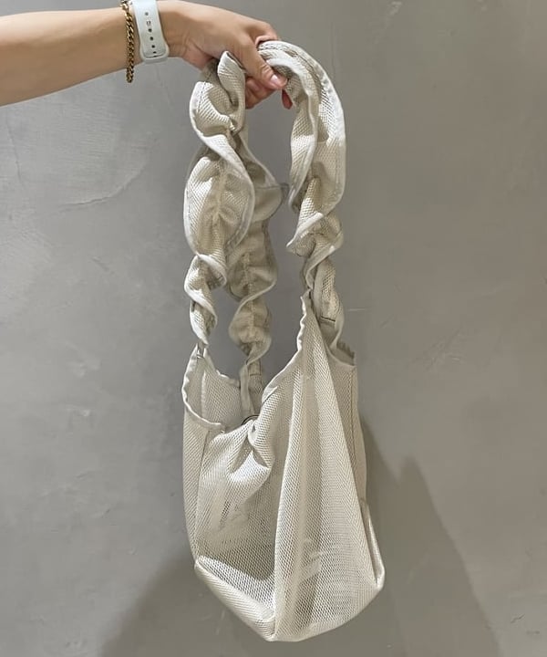 シロヤマさんの「BEAMS WOMEN｜HELOYSE / LOVE メッシュ バッグ」を使ったコーディネート
