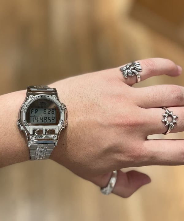 新里 京介さんの「BEAMS WOMEN｜TIMEX &times; BEAMS / 別注 IRONMAN（R）8-LAP METAL」を使ったコーディネート