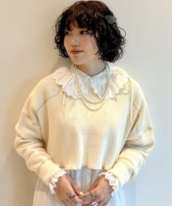 小原 もこさんの「BEAMS WOMEN｜BEAMS BOY / 樹脂 パール ロング ネックレス」を使ったコーディネート