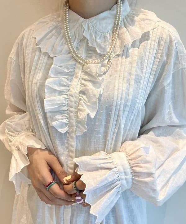小原 もこさんの「BEAMS WOMEN｜BEAMS BOY / 樹脂 パール ロング ネックレス」を使ったコーディネート