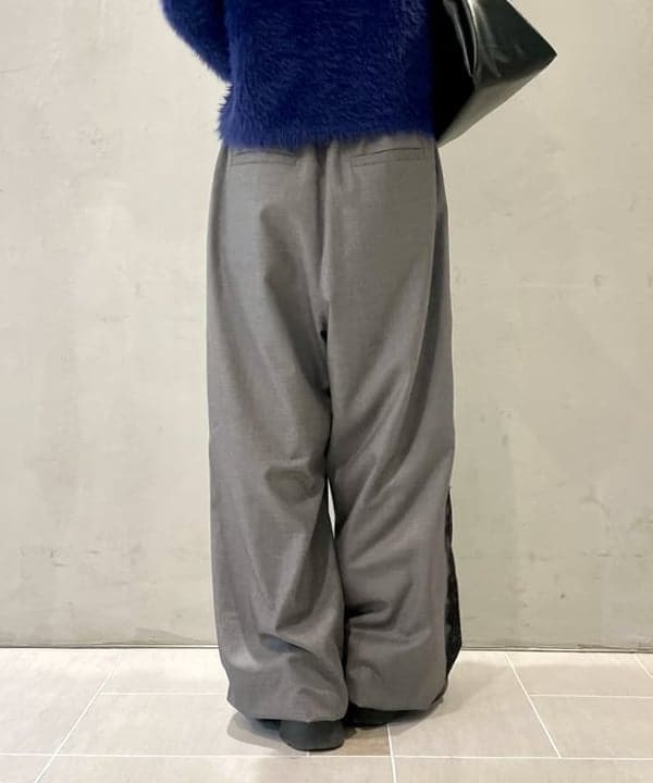 カタヤマ アヤさんの「BEAMS WOMEN｜サイド レース ラインパンツ」を使ったコーディネート