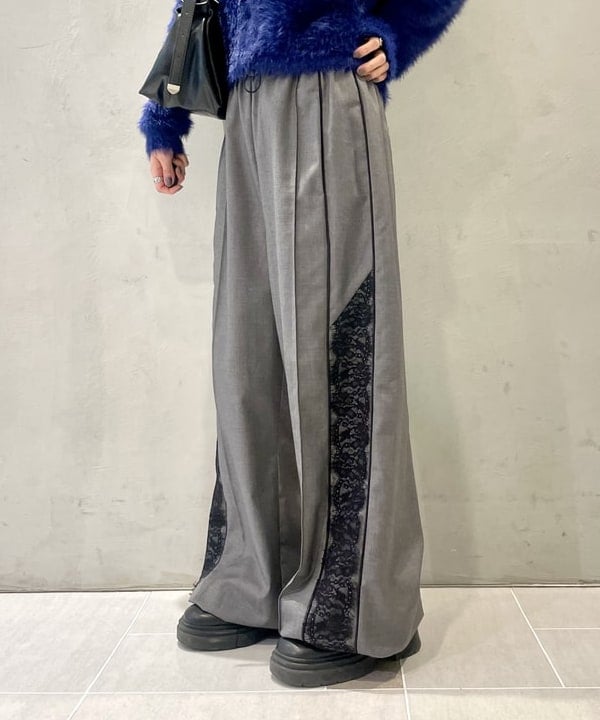 カタヤマ アヤさんの「BEAMS WOMEN｜サイド レース ラインパンツ」を使ったコーディネート