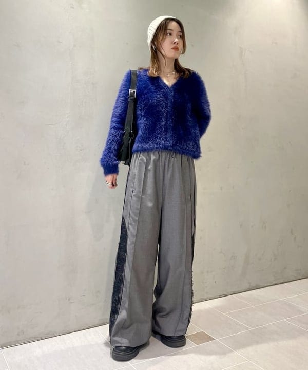 カタヤマ アヤさんの「BEAMS WOMEN｜サイド レース ラインパンツ」を使ったコーディネート