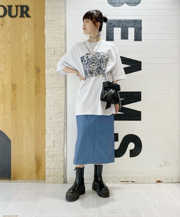 りかちょび/岸本梨佳さんの「BEAMS WOMEN｜maturely / Fake Leather Work Skirt」を使ったコーディネート