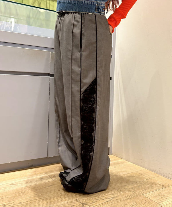 オカベ　アヤカさんの「BEAMS WOMEN｜サイド レース ラインパンツ」を使ったコーディネート