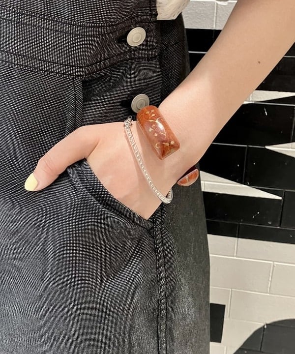 小原 もこさんの「BEAMS WOMEN｜PIKE / 別注 クリア ブレスレット」を使ったコーディネート