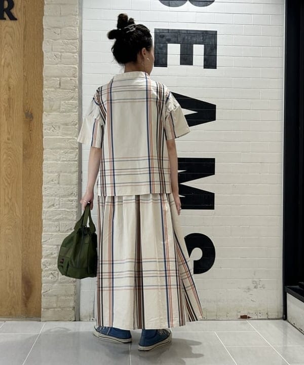 清水 彩乃さんの「BEAMS WOMEN｜BRIEFING × BEAMS BOY / 別注 ヘルメット バッグ」を使ったコーディネート