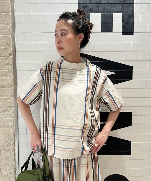 清水 彩乃さんの「BEAMS WOMEN｜BRIEFING × BEAMS BOY / 別注 ヘルメット バッグ」を使ったコーディネート