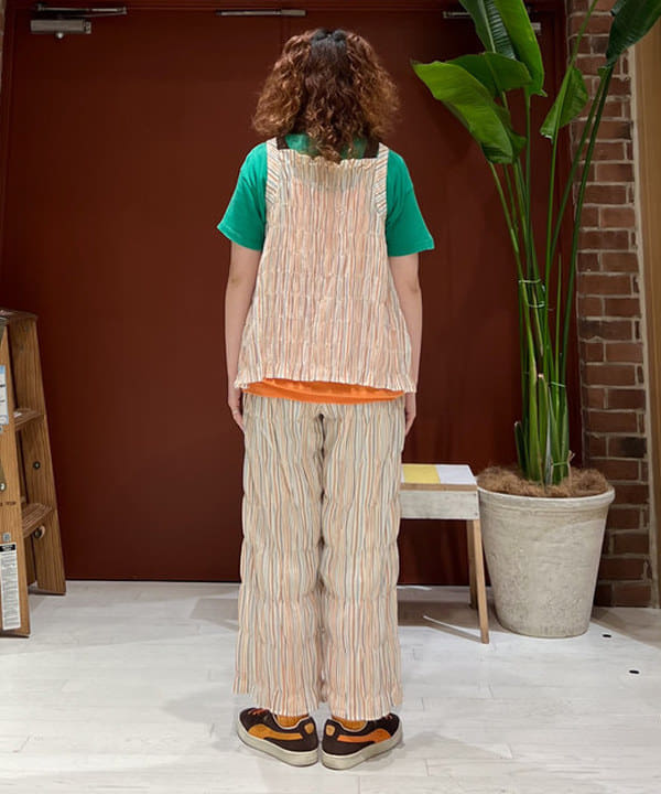 エノモト アミさんの「BEAMS WOMEN｜BEAMS BOY / マルチ ストライプ シャーリング イージーパンツ」を使ったコーディネート