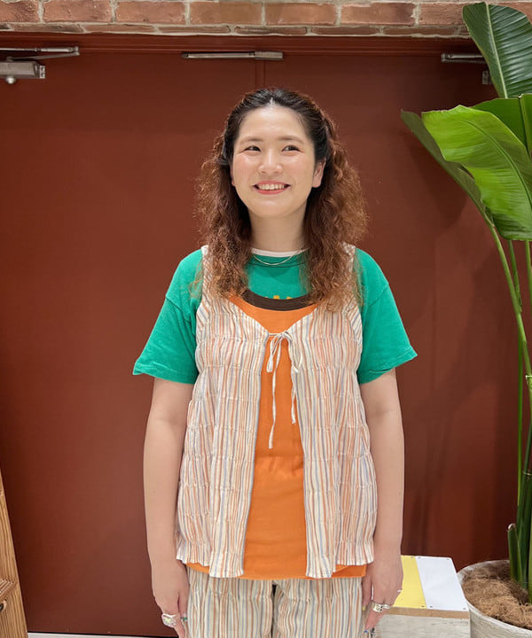 エノモト アミさんの「BEAMS WOMEN｜BEAMS BOY / マルチ ストライプ シャーリング イージーパンツ」を使ったコーディネート