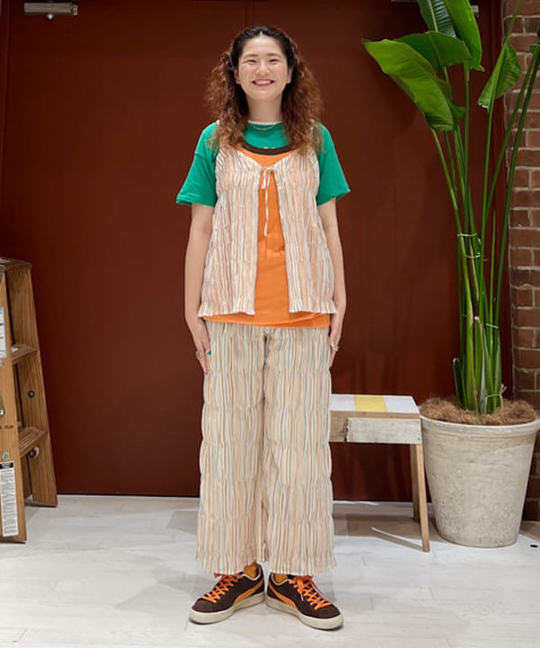 エノモト アミさんの「BEAMS WOMEN｜BEAMS BOY / マルチ ストライプ シャーリング イージーパンツ」を使ったコーディネート