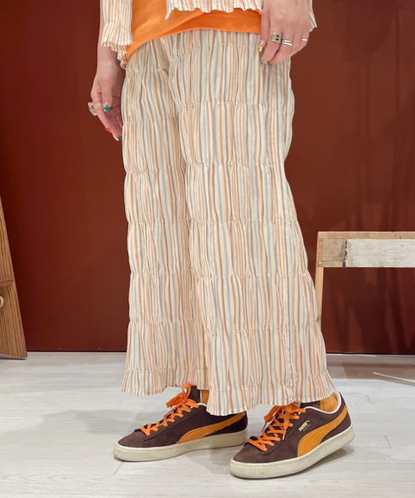 エノモト アミさんの「BEAMS WOMEN｜BEAMS BOY / マルチ ストライプ シャーリング イージーパンツ」を使ったコーディネート